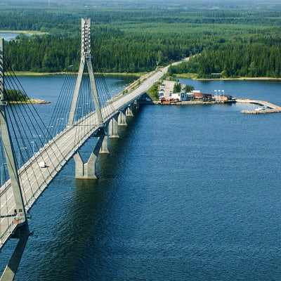Bild över havslandskap och förbindelsebro (Replotbron)