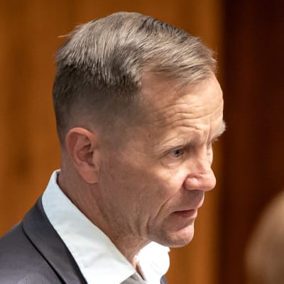 Närbild på Mika Niikko som talar i riksdagen.