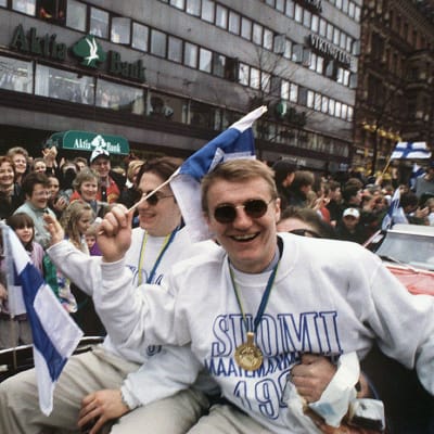 Suomen jääkiekkomaajoukkue juhlakulkueessa palattuaan jääkiekon maailmanmestaruuskisoista 1995