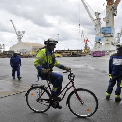 Työntekijöitä Rauma Marine Constructionsin telakka-alueella Raumalla 24. syyskuuta