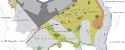 En karta över ett område där ett promenadstråk har ritats in mellan vattenbrynet och några bostadshus.