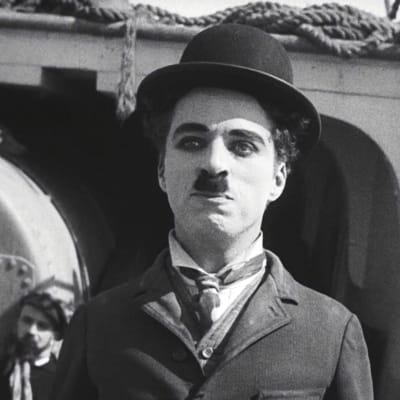 Charles Chaplin elokuvassa Siirtolainen (The Immigrant).