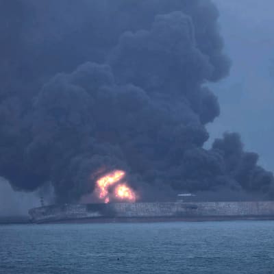 Oljetanker brinner på havet utanför Shanghai.