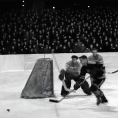 Kuva pelitilanteesta, Suomi vastaan Itä-Saksa jääkiekossa