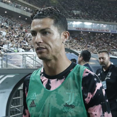 Cristiano Ronaldo framför en avbytarbänk.