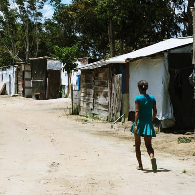 En flicka går längs en väg i Bahia, Brasilien