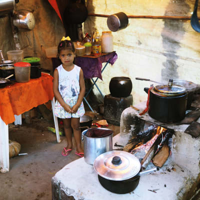 En mor och en dotter i sitt hem i Brasilien