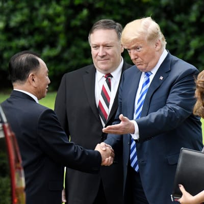 Kim Jong Cho, Donald Trump  ja Mike Pompeo Kesäkuussa 2018. 