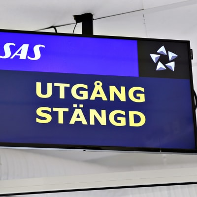 Ulospääsy suljettu -teksti ruotsalaisen SAS-lentoyhtiön näytöllä Örnsköldsvikin lentokentällä Ruotsissa 26. huhtikuuta.