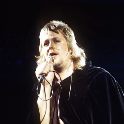 Hector esiintyy Iltatähdessä mustassa viitassa vuonna 1974.