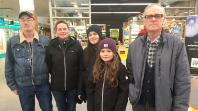 Familjen Berts-Jonsson firar en traditionell påsk. Här är de på en shoppingtur i Rewell center.