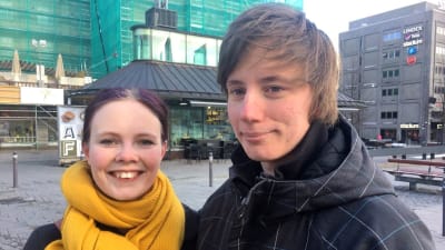 Paret Elin och Lukas brukar äta chokladägg på påsken. Här står de på Vasa torg.