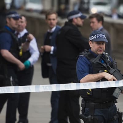 Beväpnad polis i Westminster, centrala London, efter att man gripit en terrormisstänkt man 27.4.2017