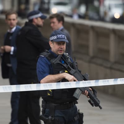beväpnade polisen står vid ett avspärrningsband, efter gripandet av en terrormisstänkt i London.