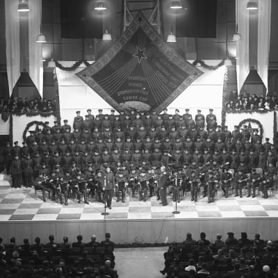 Puna-armeijan kuoro ja orkesteri esiintymässä Helsingin Messuhallissa noin vuonna 1950.