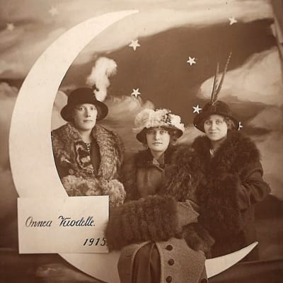 valokuvastudiossa kuunsirppikulissi ja kolme naista vuonna 1914 