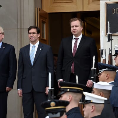 Ruotsin puolustusministeri Peter Hultqvist, Yhdysvaltain puolustusministeri Mark Esper sekä Suomen puolustusministeri Antti Kaikkonen (kesk.) tapaamisessa Washingtonissa.