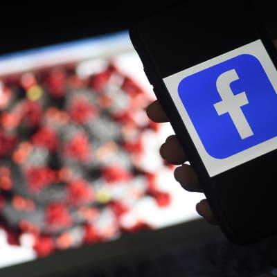 Facebook alkaa poistaa virheellisiä väitteitä koronasta.