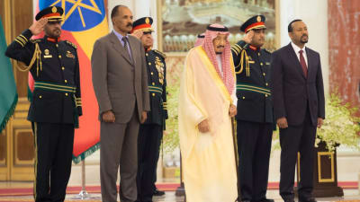 Saudiarabiens Kung Salman bin Abdulaziz Al Saud (i mitten) var också närvarande när Eritreas president Isaias Afwerki (till vänster)  och Etiopiens premiärminister Abiy Ahmed (till höger) undertecknade ett fredsavtal i Jeddah