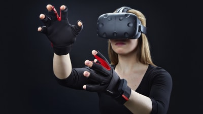 En kvinna med virtuella glasögon och ett par virtuella handskar.