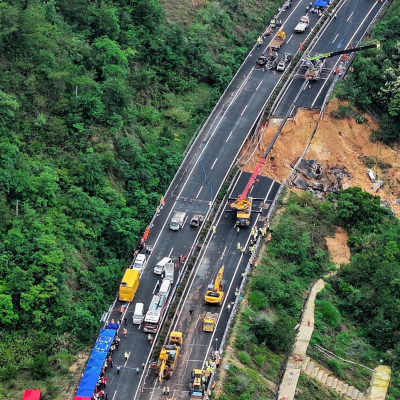 Helikopterbild över en motorväg som rasat i södra Kina.