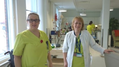 Närvårdare Nina Julin och sjukskötare Kirsi Berg vid serviceboendet Himalaja i Vasa.