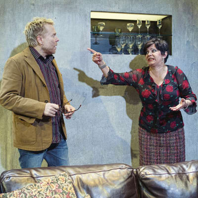 Ryhmäteatteri: Sormet hunajapurkissa. Kuvassa Juha Kukkonen ja Sanna-Kaisa Palo.