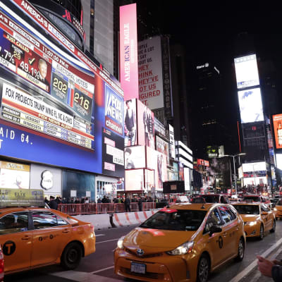 Presidentinvaalituloksia jättinäytöllä Times Squarella New Yorkissa 8. marraskuuta 2016.