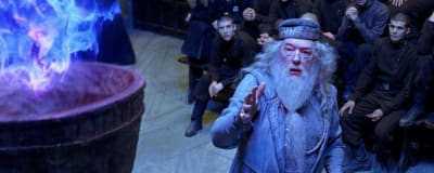 Dumbledore tittar oroligt på en flammande bägare.