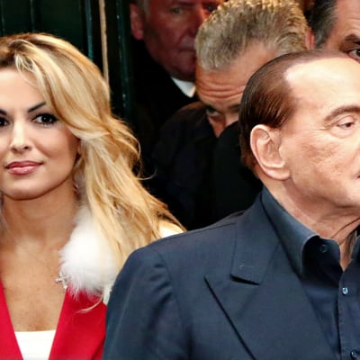 Silvio Berlusconi seurassaan Francesca Pascale Napolissa 3. maaliskuuta 2018.