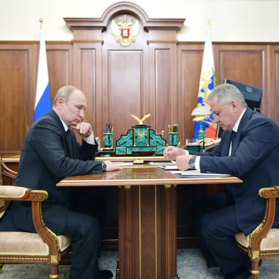 Presidentti Vladimir Putin piti eilen kriisikokouksen puolustusministeri Sergei Shoigun kanssa traagisesta sukellusveneturmasta.