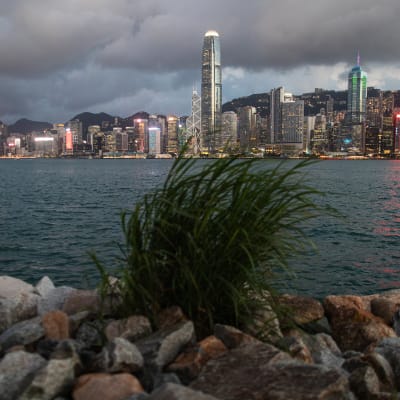 Kuvassa on Hongkongin siluetti.