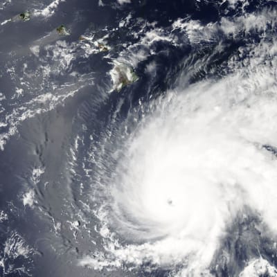 Orkanen Lane har försvagats något över Stilla havet och klassas nu som en fyra på den femgradiga orkanskalan