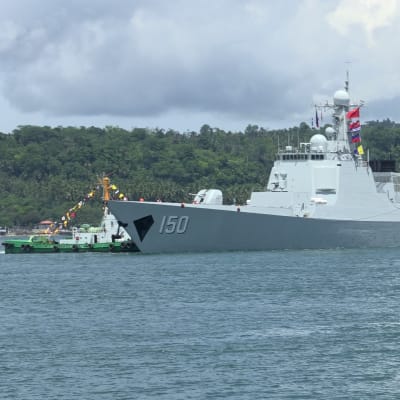 Kinesiska örloghsfartyget Chang Chun (DDG-150) i hamnen i Davao, Filippinerna.