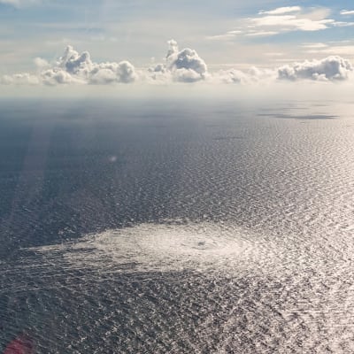 Gasen från Nord Stream 1-ledningen syns på Östersjöns yta utanför ön Bornholm.