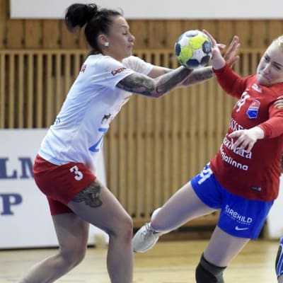 Dickenin Carolina Böckelman sekä HIFKin Anna Vinogradova ja Johanna Hilli (oik.) naisten käsipallon SM-sarjan toisessa  finaalissa.