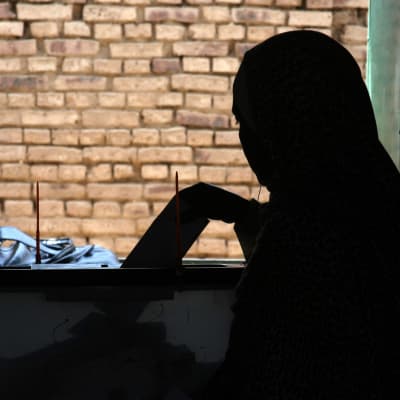 Sudanin lain mukaan naiset voivat joutua naimisiin alaikäisenä eli 10 vuotta täytettyään. Kuvan sudanilainen nainen äänesti vuonna 2010.