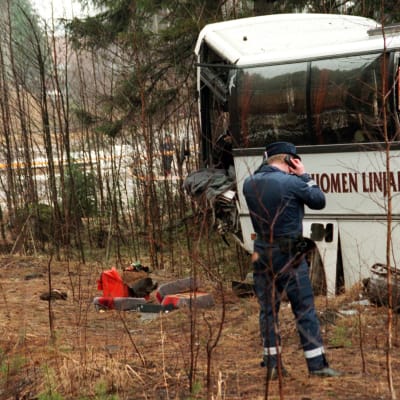Neljä ihmistä kuoli ja noin 40 loukkaantui bussiturmassa valtatie 140:llä Heinolassa huhtikuussa vuonna 1999.