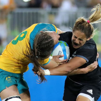 Kayla McAlister och Chloe Dalton i kamp om bollen i Rugby Sevens.