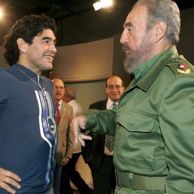 fotbollsstjärnan Diego Maradona ler mot Kubas tidigare ledare Fidel Castro