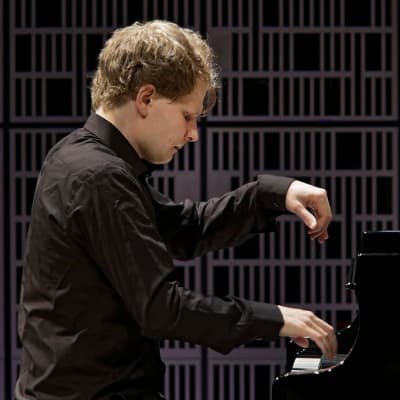 Hannu Alasaarela alkueräsuorituksessaan Maj Lind -pianokilpailussa.