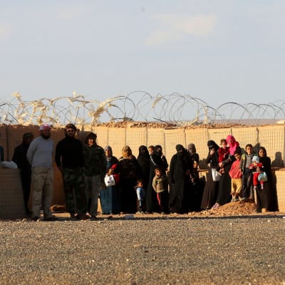 Syyrialaiset pakolaiset jonottavat YK:n klinikalle Jordanian rajalla sijaitsevan al-Rugbanin leirin lähellä maaliskuussa 2017.