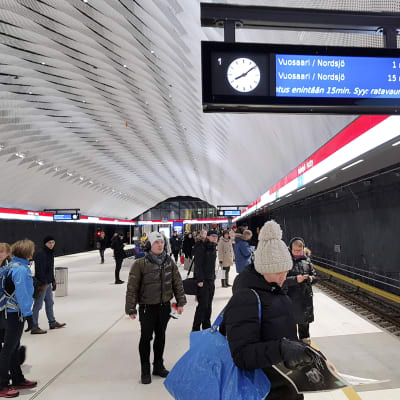 Ratavauriosta kertova teksti aikataulunäytössä Matinkylän metroasemalla Espoossa