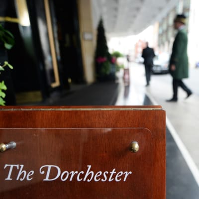 The Dorchester -hotellin pääovi Lontossa.