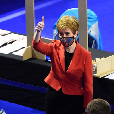 Nicola Sturgeon omringad av media.