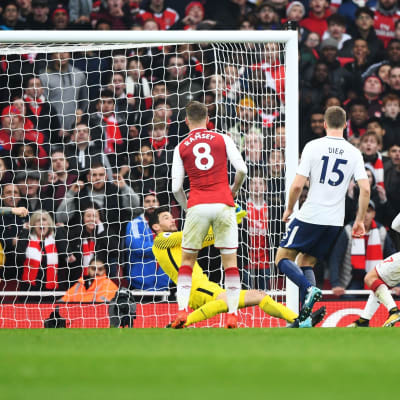 Alexis Sanchez maalaa Tottenhamin verkkoon.