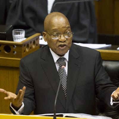Etelä-Afrikan presidentti Jacob Zuma puhuu ja elehtii käsillään.