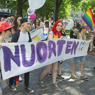 Nuoria Pride -kulkueessa 2016.