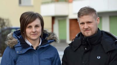 Mikael Kock och fru står ute i vinterkläder på gårdsplanen