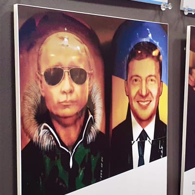 En pärm till en utrikespolitisk rapport med en bild av Vladimir Putin och Volodymyr Zelenskyj